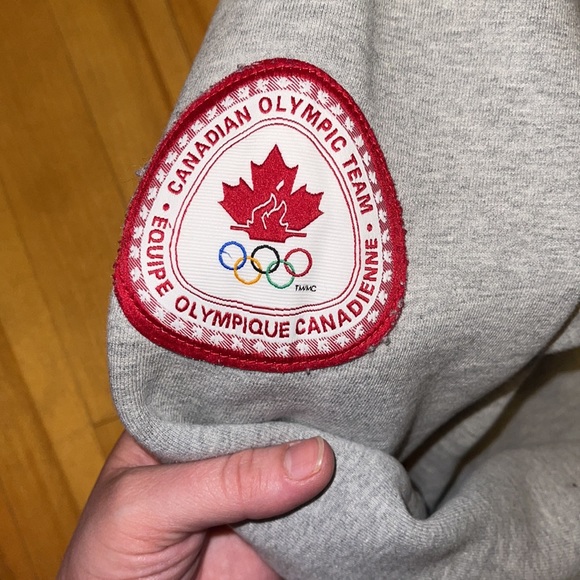 Canadian olympic sweater - Picture 2 of 5